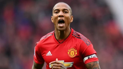 Inter, Ashley Young atterra a Malpensa. Si aspetta l'ufficialità