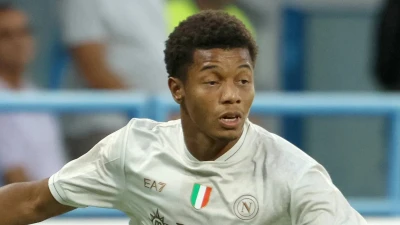 Napoli, Neres sceglie Londra per l’intervento: operazione alla caviglia e stop prolungato