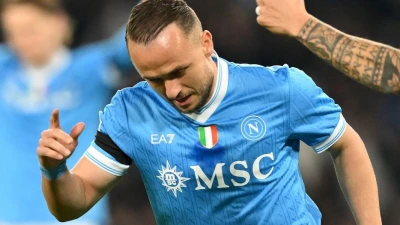Basta Lobotka al "pronto soccorso" azzurro: 1-0 al Sassuolo e di nuovo -6 dall'Inter