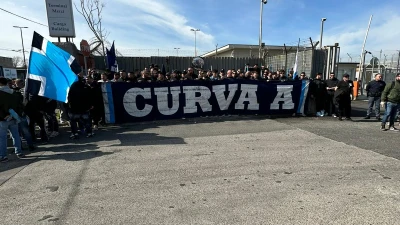 Alla viglia di Milan-Napoli, centinaia di tifosi partenopei a supportare la squadra all'aeroporto di Capodichino