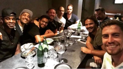 FOTO DI GRUPPO - Inler a Napoli a cena con Jorginho, Duvan Zapata ed altri amici