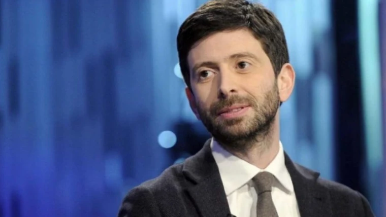 Covid-19 e stadi, Speranza: "Green Pass base fino al 20 aprile per le competizioni all'aperto. Per piscine e sport di contatto..."