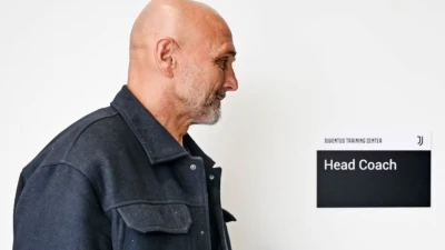 Juventus, il codice d’abbigliamento non cambia: Spalletti voleva la tuta, ma il club impone l’abito elegante