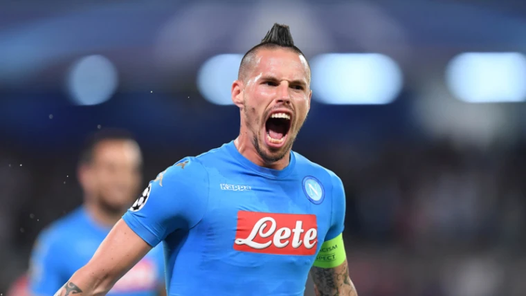 Ha respinto tutti accomodandosi fuori area: bel gesto di Hamsik verso Mertens dopo il terzo gol