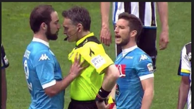 Higuain espulso: l'ultima volta con la maglia del Napoli