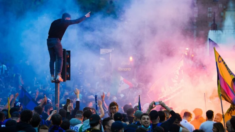 Lancio di ordigni contro la polizia: Daspo per otto tifosi dell’Inter