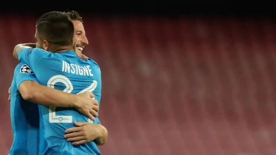 VIDEO – Mertens si procura e trasforma il rigore del 2-0!