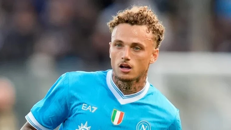 Napoli, Conte ridisegna il Napoli: 3-4-2-1 offensivo, Neres e Lang dietro Hojlund. Politano verso la panchina