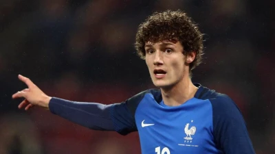 Inter, visite mediche per Pavard: sorrisi e saluto ai tifosi, nel pomeriggio la firma in sede