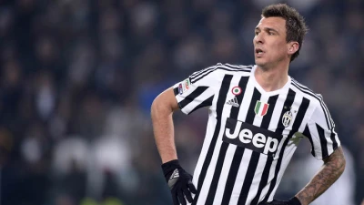 Sarri scarica Mandzukic: visite mediche con l'Al-Duhail