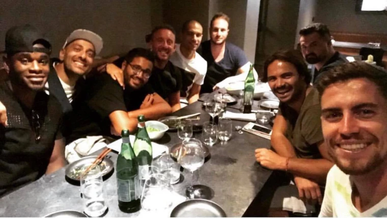 FOTO DI GRUPPO - Inler a Napoli a cena con Jorginho, Duvan Zapata ed altri amici