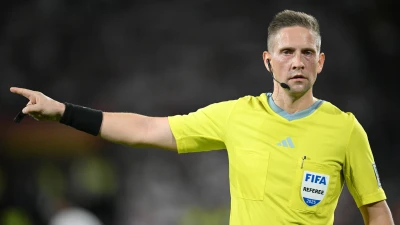 Cose da pazzi: gli arbitri avranno una telecamera live sull'archetto del microfono!