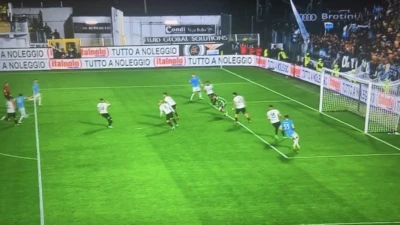 Rivoluzione nel calcio dal 2026? Fuorigioco “alla Wenger”, Var sul secondo giallo e nuove regole anti-simulazione