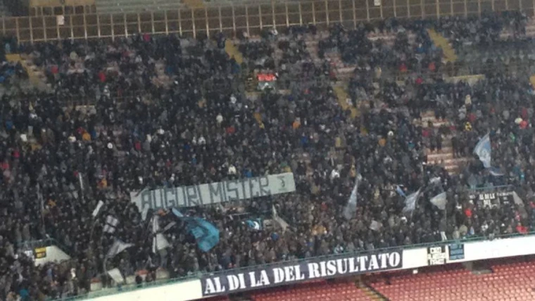 FOTO - Sarri, l'omaggio della Curva B: 'Auguri Mister" e quel coro con il suo nome...