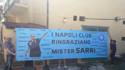 FOTO - Applausi e striscione sotto casa: i tifosi salutano Sarri