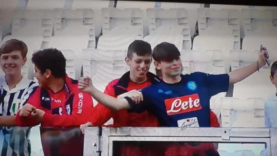 FOTO - Baby tifoso nella curva della Juventus indossa la maglia.. del Napoli!