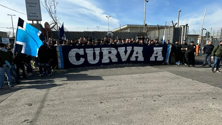 Alla viglia di Milan-Napoli, centinaia di tifosi partenopei a supportare la squadra all'aeroporto di Capodichino