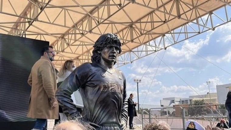 Napoli, il club omaggia Maradona: la UEFA blocca l’iniziativa, i dettagli dell’omaggio cancellato