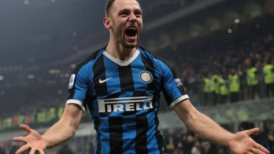 Inter, il club blinda la difesa: rinnovano Acerbi e de Vrij