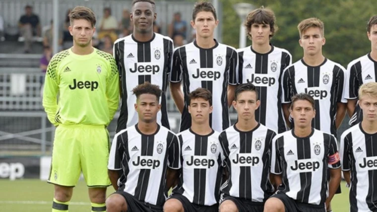 Cori discriminatori contro Napoli: squalificati 25 Under 16 della Juve!