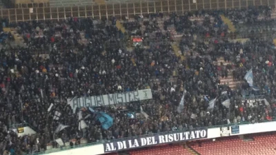 FOTO - Sarri, l'omaggio della Curva B: 'Auguri Mister" e quel coro con il suo nome...