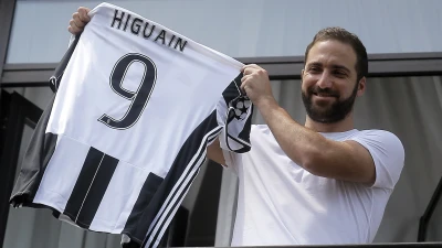 FOTO - Higuain sorridente con la sua 'nueve' bianconera