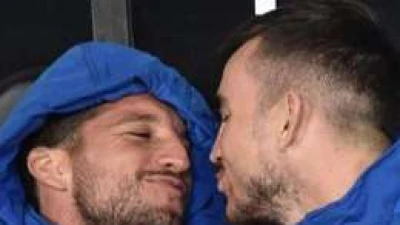 FOTO - Mertens scherza con Fabian: "Quanto mi vuoi bene per l'assist!?"