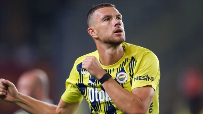 Fiorentina, Dzeko è ufficialmente un nuovo giocatore viola: i dettagli del trasferimento