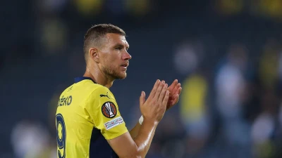 Genoa, Dzeko verso l’addio alla Fiorentina: De Rossi lo chiama, il Grifone accelera