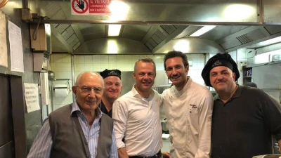 FOTO - L'arbitro Kuipers cena da Mimì alla ferrovia
