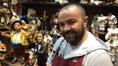 Sarri come Giuda a San Gregorio Armeno: statuina con la borsa dei 30 denari [FOTO]