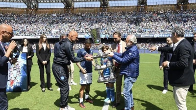 Clamoroso al Maradona: cori contro De Laurentiis ricoperti da fischi finti