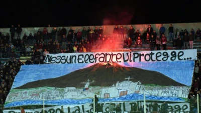 La Cassazione: "Daspo a chi inneggia all'eruzione dei vulcani"