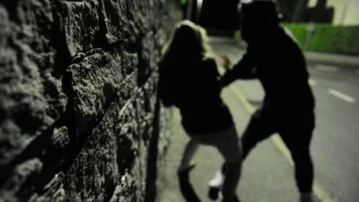 Aggressione assurda al centro storico di Napoli: "Mi ha messo il guinzaglio al collo, pensavo di morire. Donne: denunciate!"