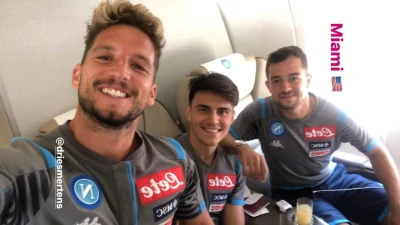 Il Napoli in volo per Miami: lo scatto di Elmas con Mertens e Younes [FOTO]
