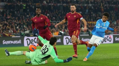 Neres gladiatorio all'Olimpico, azzurri che completano l'aggancio al Milan