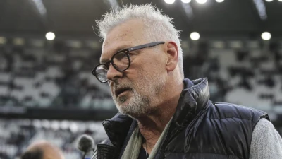 Napoli, Stefano Tacconi commuove tutti al murale di Maradona ai quartieri Spagnoli