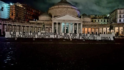 FOTO- Napoli, Curva B e Curva A contro la Supercoppa: “La Lega Calcio organizza una cammellata con trofeo, nessun rispetto per i tifosi…”