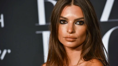 Dai social - Emily Ratajkowski su Instagram con la maglia del Napoli. Tifosi in visibilio