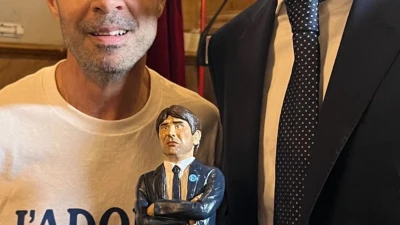 Napoli, conferenza Conte: le belle parole e poi la statuetta di Ferrigno