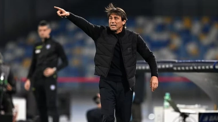Conte e la nuova idea di calcio: "I moduli non bastano più, oggi conta quanti uomini attaccano e quanti difendono"