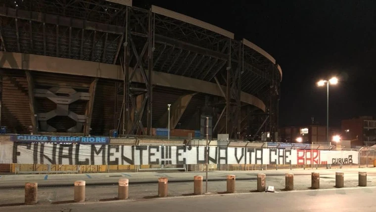 FOTO - La curva B contro De Laurentiis: "E' una vita che Bari!"