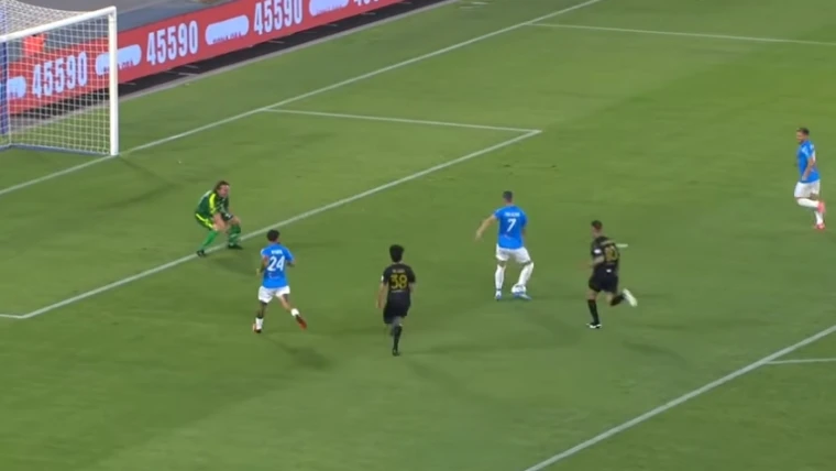 Maradona in festa: le leggende del Napoli accendono la “Notte dei Leoni” tra gol, nostalgia e beneficenza