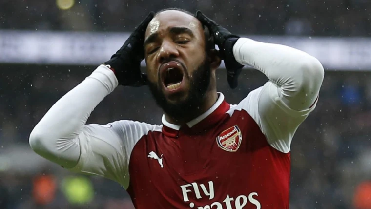 Arsenal, licenziati 55 dipendenti: "Dobbiamo restare in Champions". Critiche per Ozil
