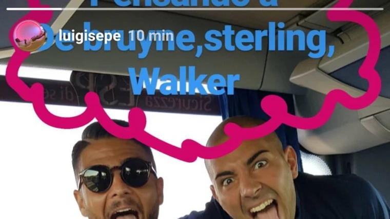 FOTO - Hamsik dorme, Sepe e Insigne lo prendono in giro: 'Sogna i campioni del City'