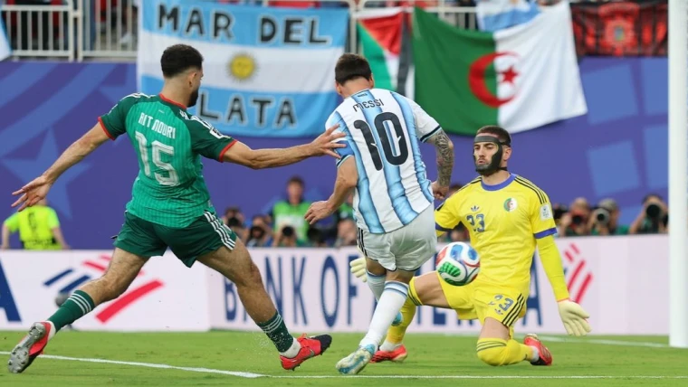 Argentina-Inghilterra, lo striscione sulle Malvinas fa discutere: la stampa britannica chiede valutazioni Uefa