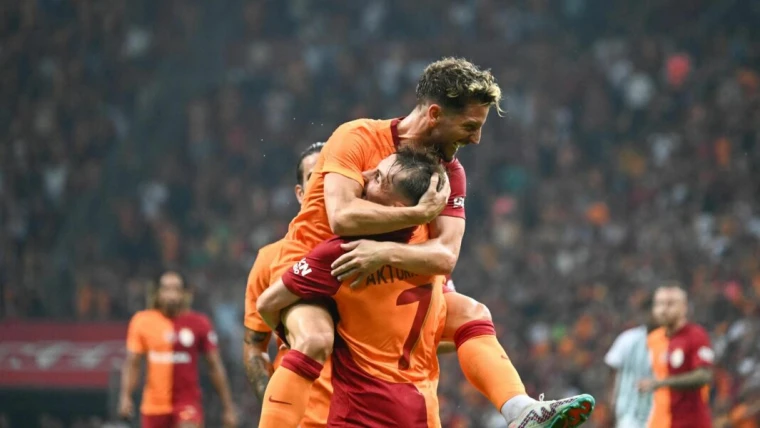 Galatasaray, Mertens infinito: "Non credevo in una stagione così bella, sarebbe insensato smettere adesso"