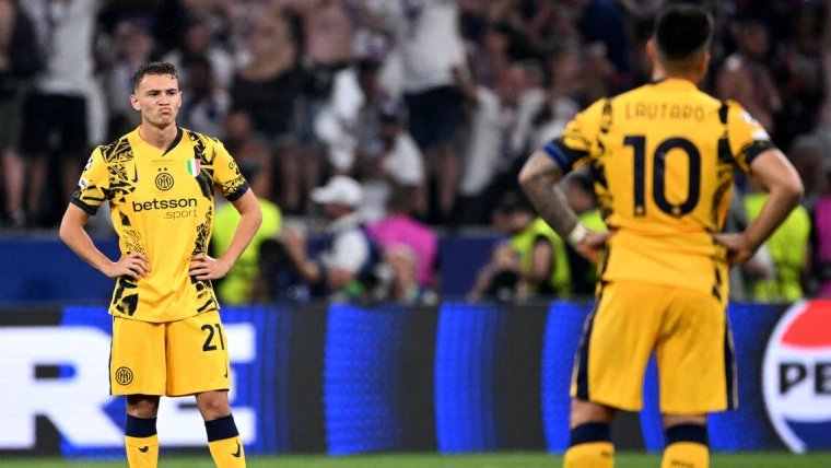 Inter, un ritorno amaro: a Malpensa solo il silenzio e un solo tifoso: "Sono l'unico pirla"