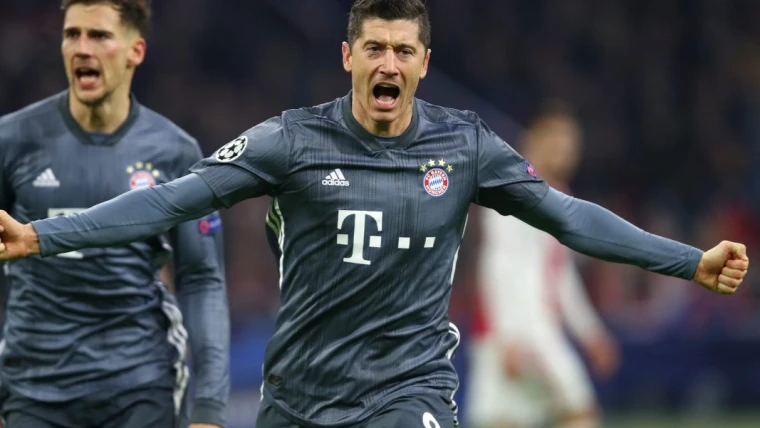 Robert Lewandowski esulta