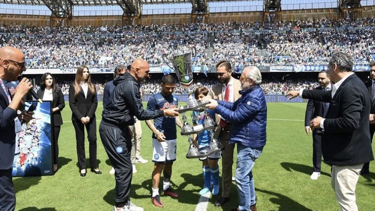 Clamoroso al Maradona: cori contro De Laurentiis ricoperti da fischi finti